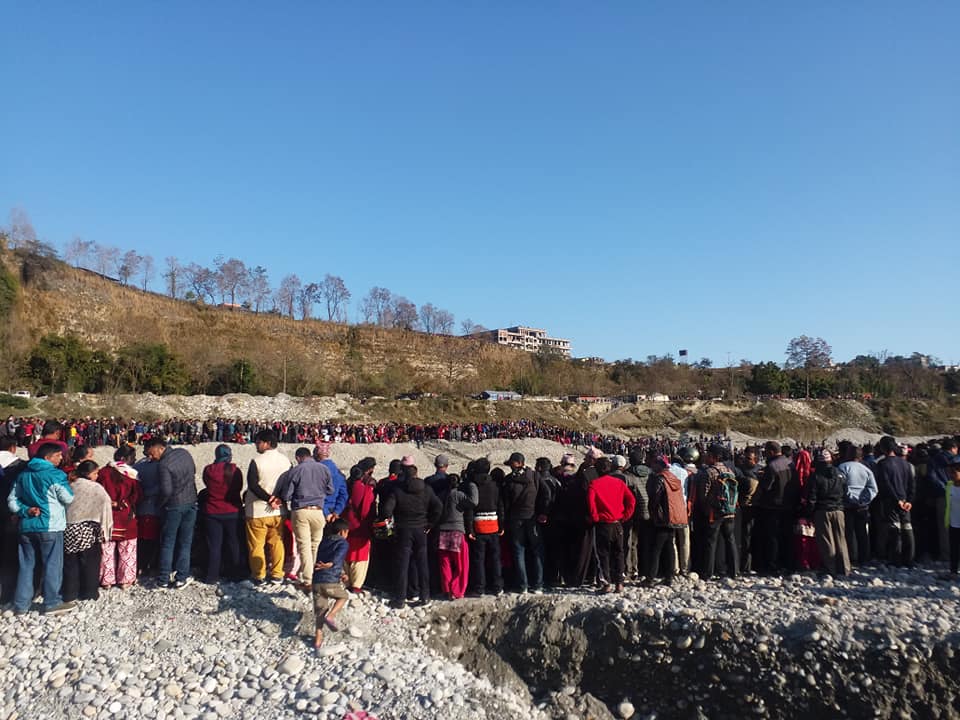 मन्त्री अधिकारीको शव यात्रामा हजारौको सहभागीता :