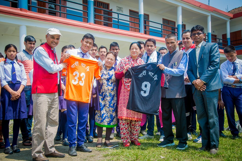 पार्दी माध्यमिक विद्यालयका विद्यार्थीहरुलाई फुटबल जर्सी सहयोग |
