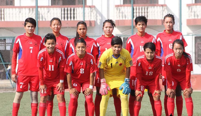 नेपाली राष्ट्रिय महिला फुटबल टोली नगद सहित सम्मानीत