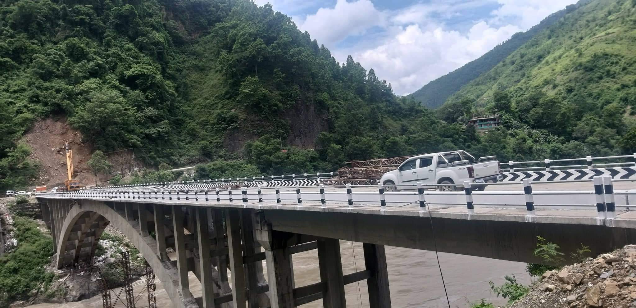 निरन्तरको वर्षाका कारण चितवनको नारायणगढ–मुग्लिन सडकखण्ड पहिरोले अवरुद्ध