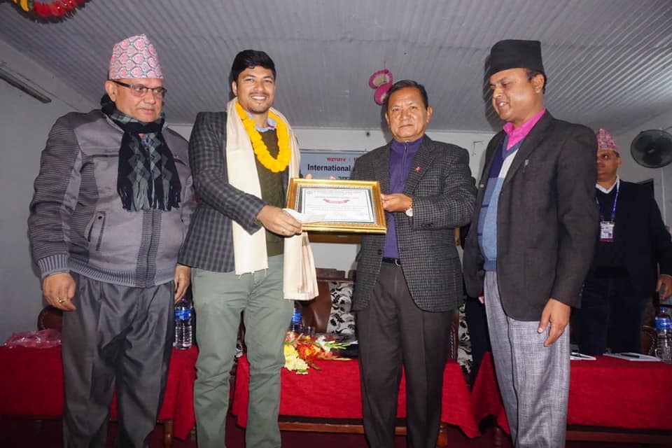 पत्रकार परियारलाई सुशासन पत्रकारिता पुरस्कार प्रदान