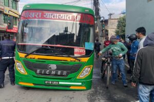 चलिरहेको नगरबस सडक भासिएपछि फस्यो