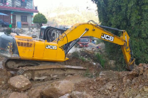 धादिङको रुबी भ्यालीमा बाटो खन्ने क्रममा पहिरो जाँदा एक्स्काभेटर सहित ३ जना वेपत्ता