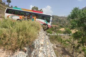 सल्यानमा यात्रुसवार बस ठुलो दुर्घट्नाबाट बच्यो