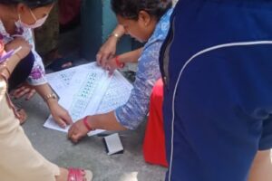 सुर्यमा मतदान गर्न सिकाउदै एमाले कार्यकर्ता