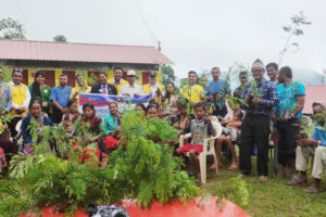 पेन्गुईनले दियो किसानलाई फलफूल तथा डाँलेघाँसका बिरुवा