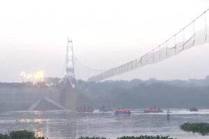 गुजरातमा पुल चुँडिंदा १३७ जनाको मृत्यु