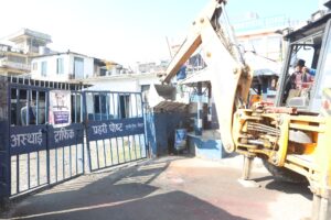 पोखराको गोल घरमा महानगरले डोजर चलायो