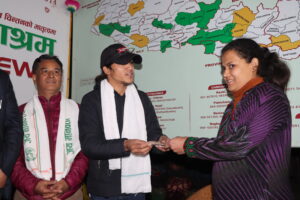 पत्रकार थापाले प्राप्त गरेको पुरस्कार मानसेवा आश्रमलाई प्रदान