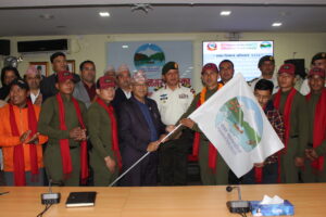 नेपाली सेनाको टोलीलाई पोखरा महानगरपालिकाको लोगो अङ्कित झन्डा हस्तान्तरण