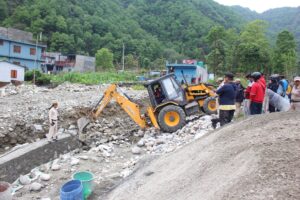 फिर्के खोलामा निर्माण गरिएको पर्खाल नगर प्रहरीले हटायो