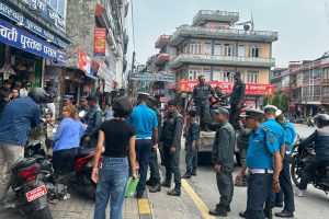 फुटपाथमा पार्किङ गरी राखेका सवारी साधनहरु कारवाहीमा
