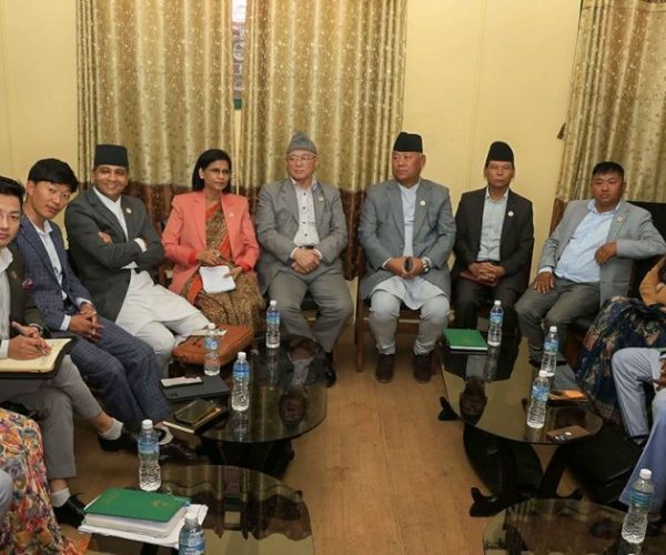 प्रधानमन्त्रीको विवादित अभिव्यक्तिबारे धारणा बनाउन विपक्षी दलको बैठक जारी